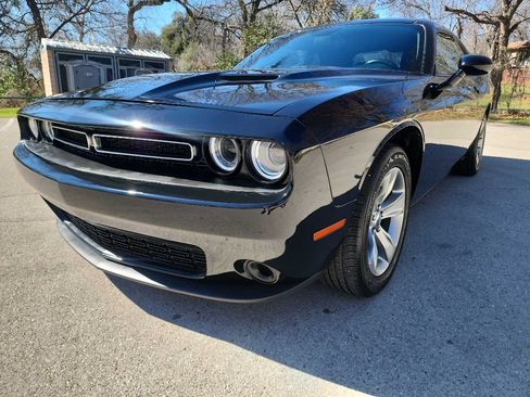 Used 2015 Dodge Challenger SXT image 4