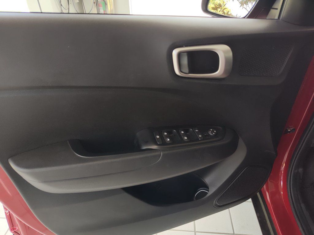 Used 2020 Hyundai Venue SE FWD image 18
