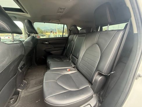Used 2021 Toyota Highlander XLE image 24
