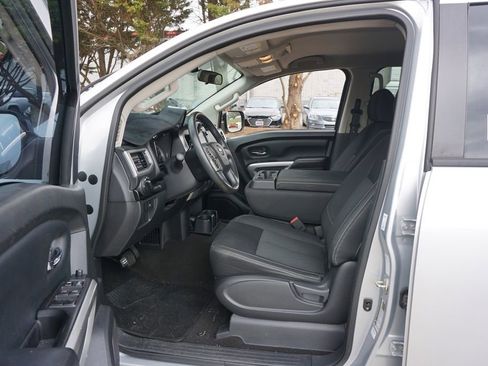 Used 2019 Nissan Titan SV image 2