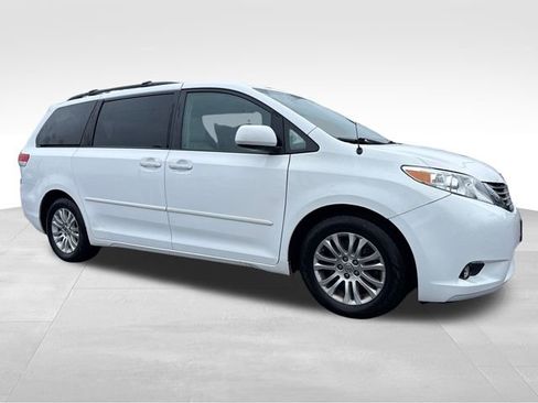 Used 2013 Toyota Sienna XLE image 1
