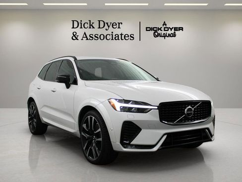 Certified 2023 Volvo XC60 B5 Ultimate w/ Climate Package image 16