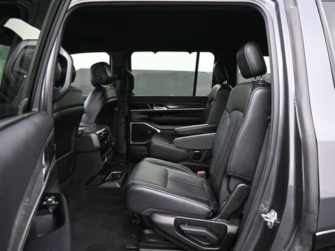 Used 2022 Jeep Wagoneer Series III w/ Convenience Group I AWD/4WD image 24