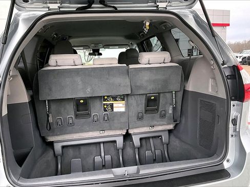 Used 2019 Toyota Sienna L image 24