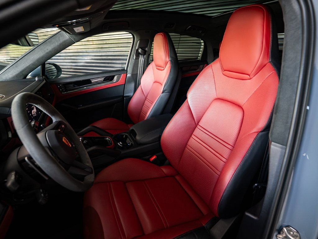 Certified 2025 Porsche Cayenne GTS AWD/4WD image 5
