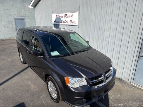 Used 2018 Dodge Grand Caravan SE w/ UConnect Hands-Free Group image 3