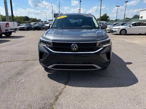 Used 2023 Volkswagen Taos SE FWD image 2