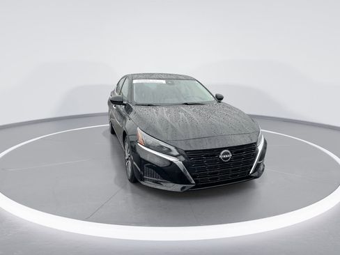 Used 2025 Nissan Altima 2.5 SV FWD image 2