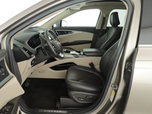 Used 2020 Lincoln Nautilus Reserve w/ Equipment Group 201A image 4