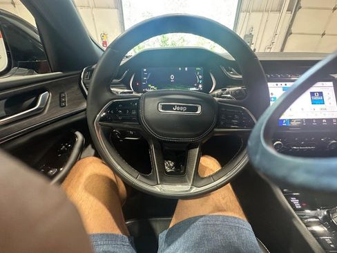 Used 2022 Jeep Grand Cherokee Overland AWD/4WD image 22