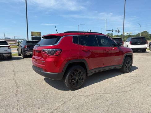 Used 2025 Jeep Compass Latitude AWD/4WD image 5