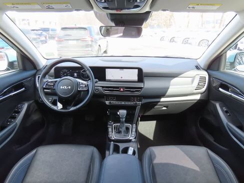 Used 2025 Kia Seltos EX image 18
