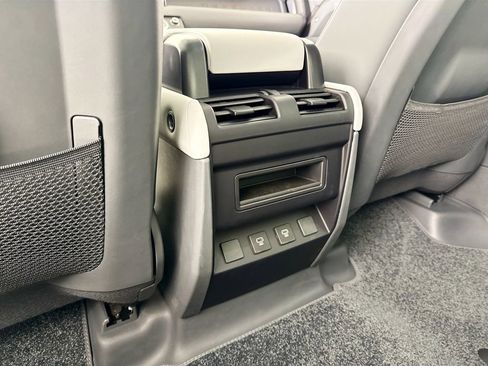Used 2025 Land Rover Defender 110 X-Dynamic SE image 16