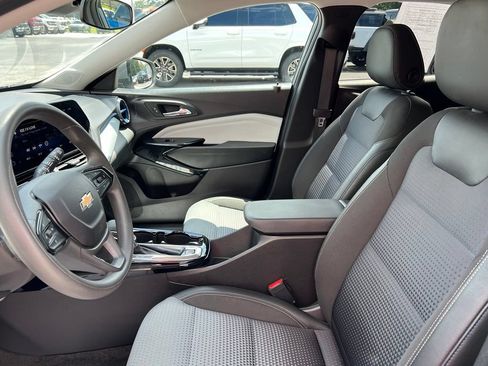 Used 2025 Chevrolet Trax LT FWD image 7