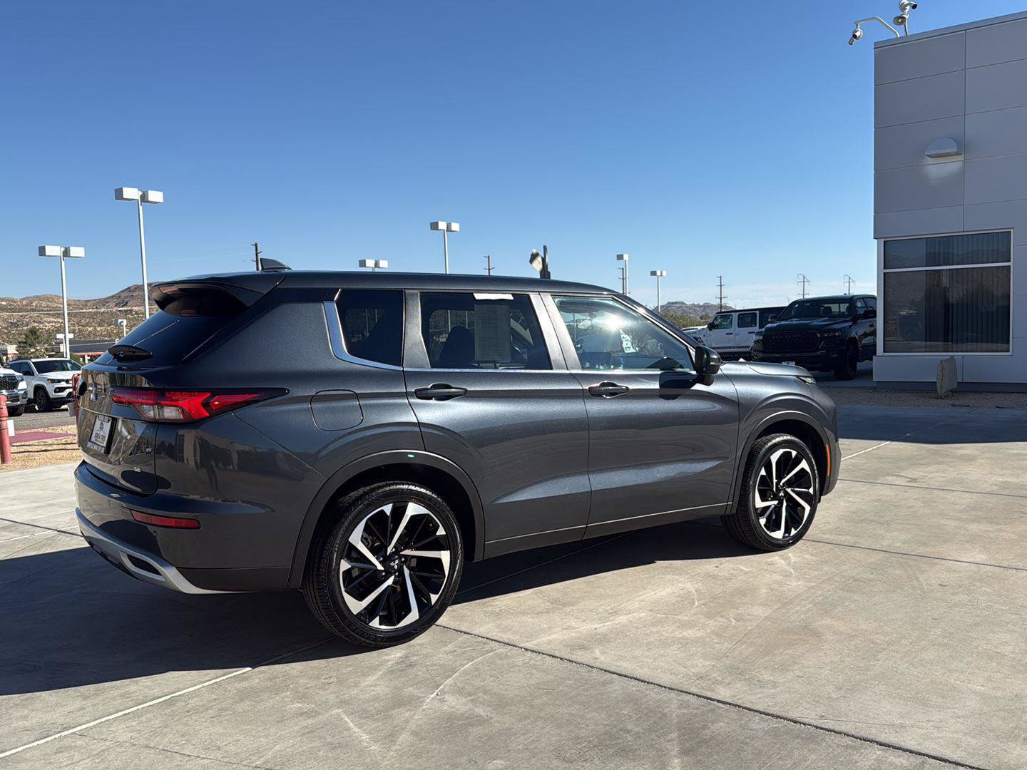 Used 2024 Mitsubishi Outlander FWD image 11