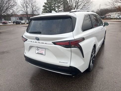 Used 2025 Toyota Sienna Platinum image 5