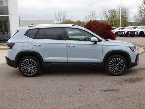 Used 2025 Volkswagen Taos SE FWD image 2