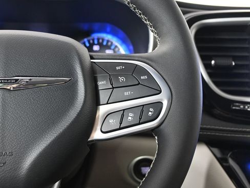 Used 2024 Chrysler Pacifica Touring-L AWD/4WD image 38