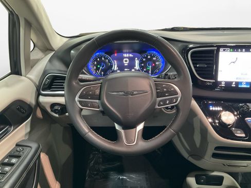 Used 2023 Chrysler Pacifica Touring-L FWD image 14