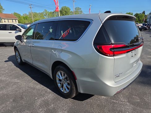 Used 2023 Chrysler Pacifica Touring-L AWD/4WD image 6