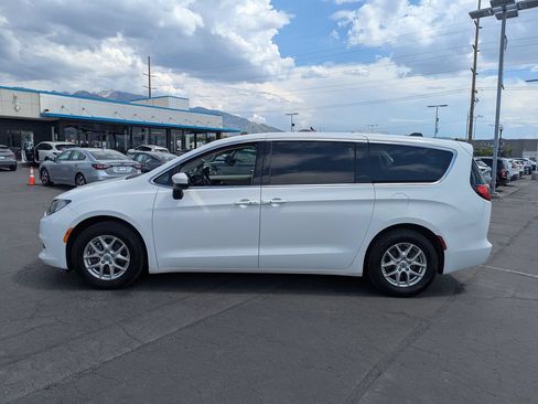 Used 2022 Chrysler Voyager LX FWD image 8