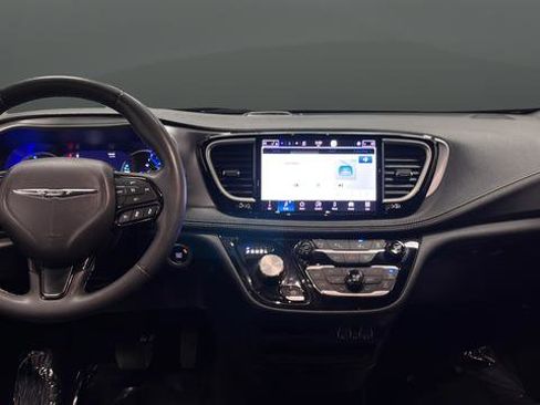 Used 2024 Chrysler Pacifica Select image 11