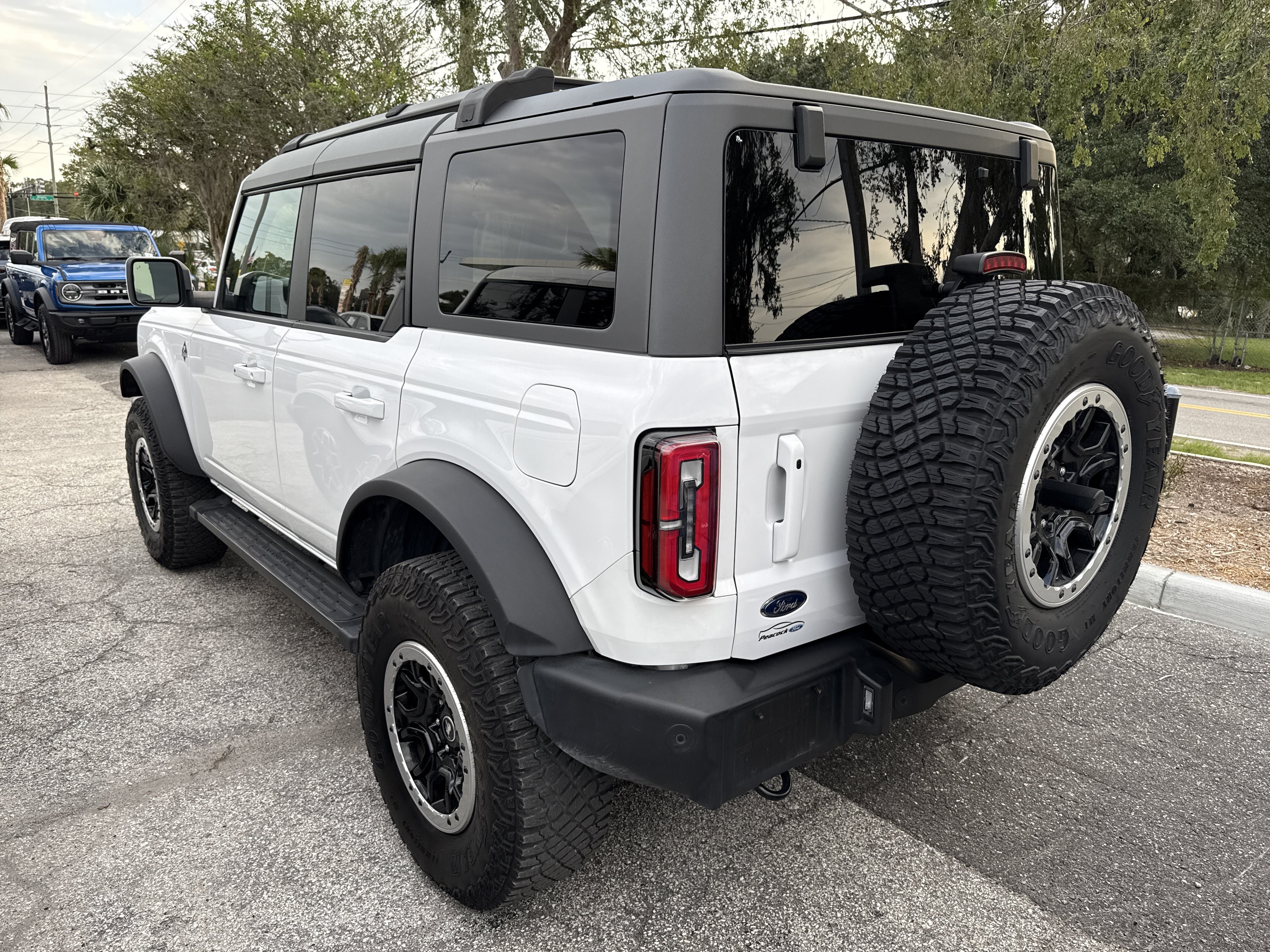 Used 2024 Ford Bronco Outer Banks w/ Sasquatch Package AWD/4WD image 3
