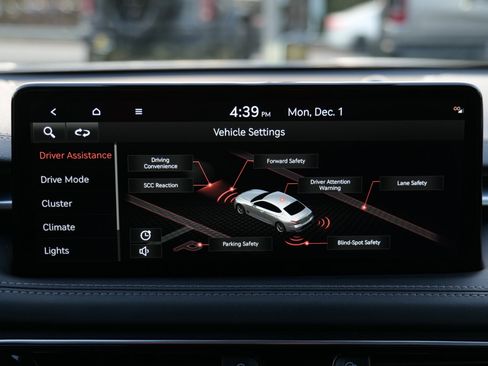 Used 2023 Genesis G70 2.0T image 26