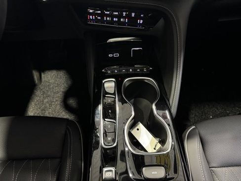 Used 2023 Buick Envision Avenir image 22