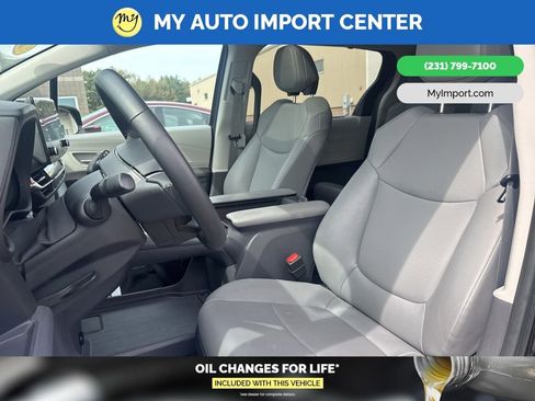Used 2023 Toyota Sienna XLE FWD image 12