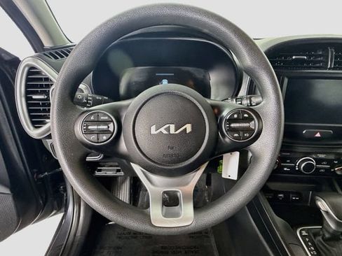 Used 2025 Kia Soul LX w/ LX Technology Package FWD image 11