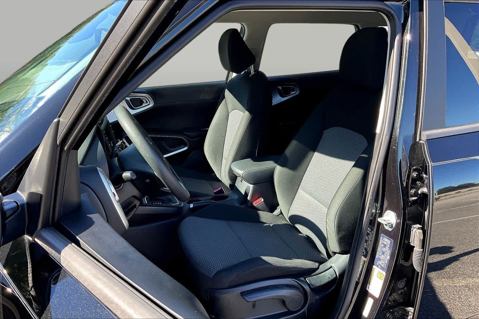 Used 2025 Kia Soul LX FWD image 8