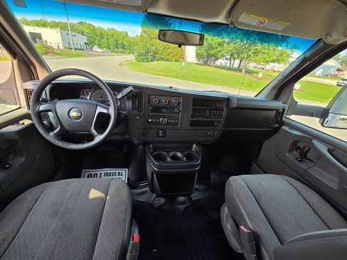 Used 2014 Chevrolet Express 3500 Extended RWD image 13