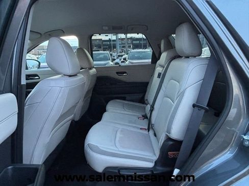 Used 2023 Nissan Pathfinder SL w/ Lighting Package (N92) image 17