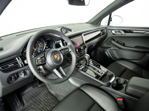 New 2026 Porsche Macan image 4
