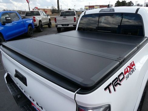 Used 2022 Toyota Tacoma TRD Sport w/ Technology Package image 17