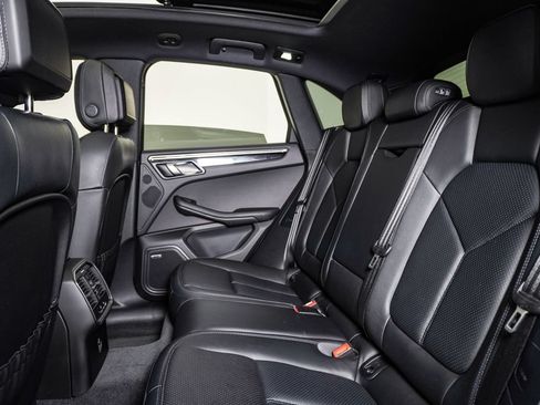 Certified 2024 Porsche Macan AWD/4WD image 17