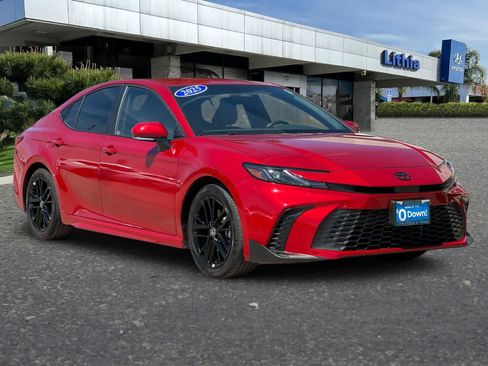 Used 2025 Toyota Camry SE FWD image 9