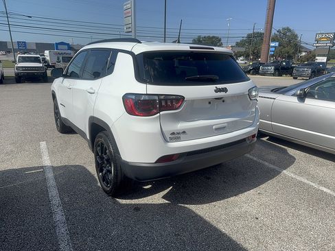 Used 2025 Jeep Compass Latitude w/ Altitude Special Edition AWD/4WD image 9