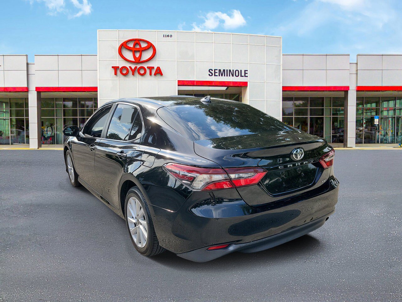 Used 2022 Toyota Camry LE FWD image 4