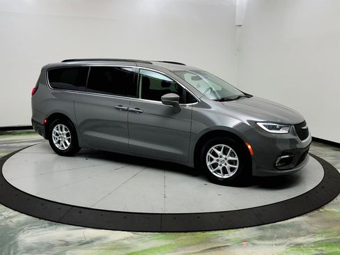 Used 2022 Chrysler Pacifica Touring-L FWD image 3