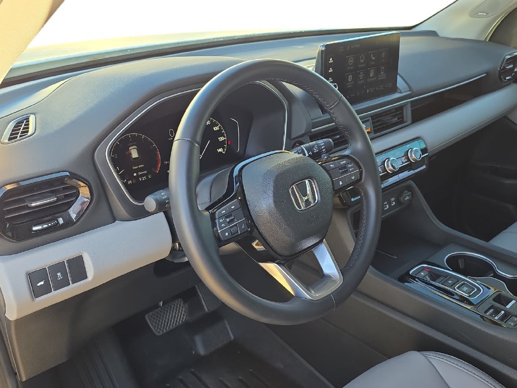 Used 2025 Honda Pilot Touring image 14