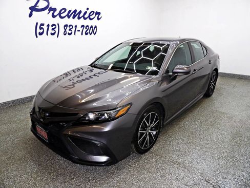 Used 2021 Toyota Camry SE image 1