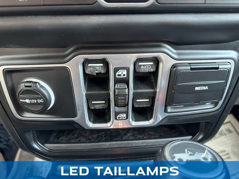 Used 2018 Jeep Wrangler Unlimited Sahara w/ Dual Top Group AWD/4WD image 20
