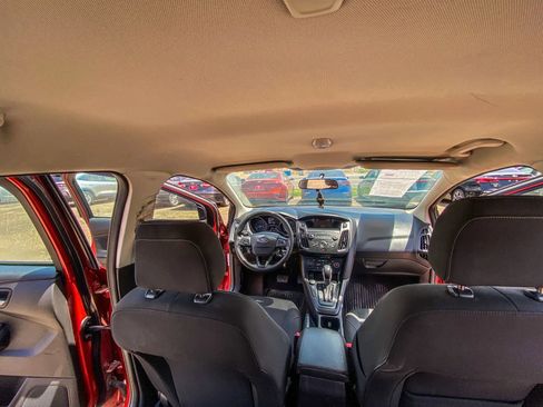 Used 2018 Ford Focus SE w/ SE Appearance Package image 30