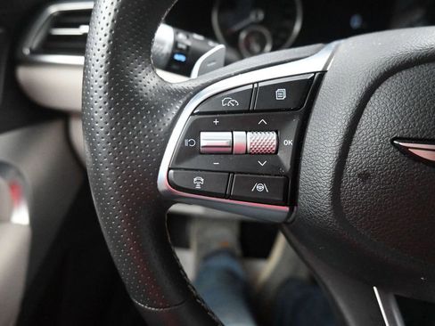 Used 2025 Genesis G70 2.5T image 18