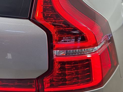 Used 2024 Volvo XC60 B5 Plus AWD/4WD image 33