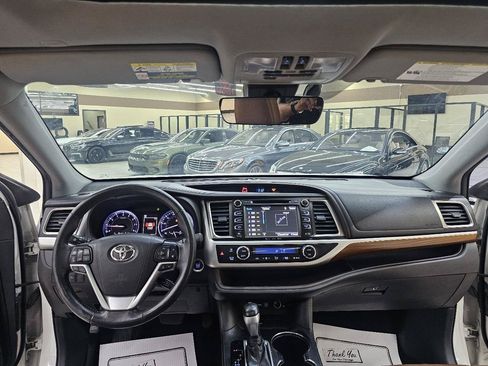 Used 2019 Toyota Highlander Limited Platinum FWD image 30