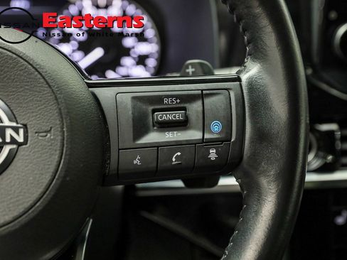 Used 2023 Nissan Pathfinder SL AWD/4WD image 16