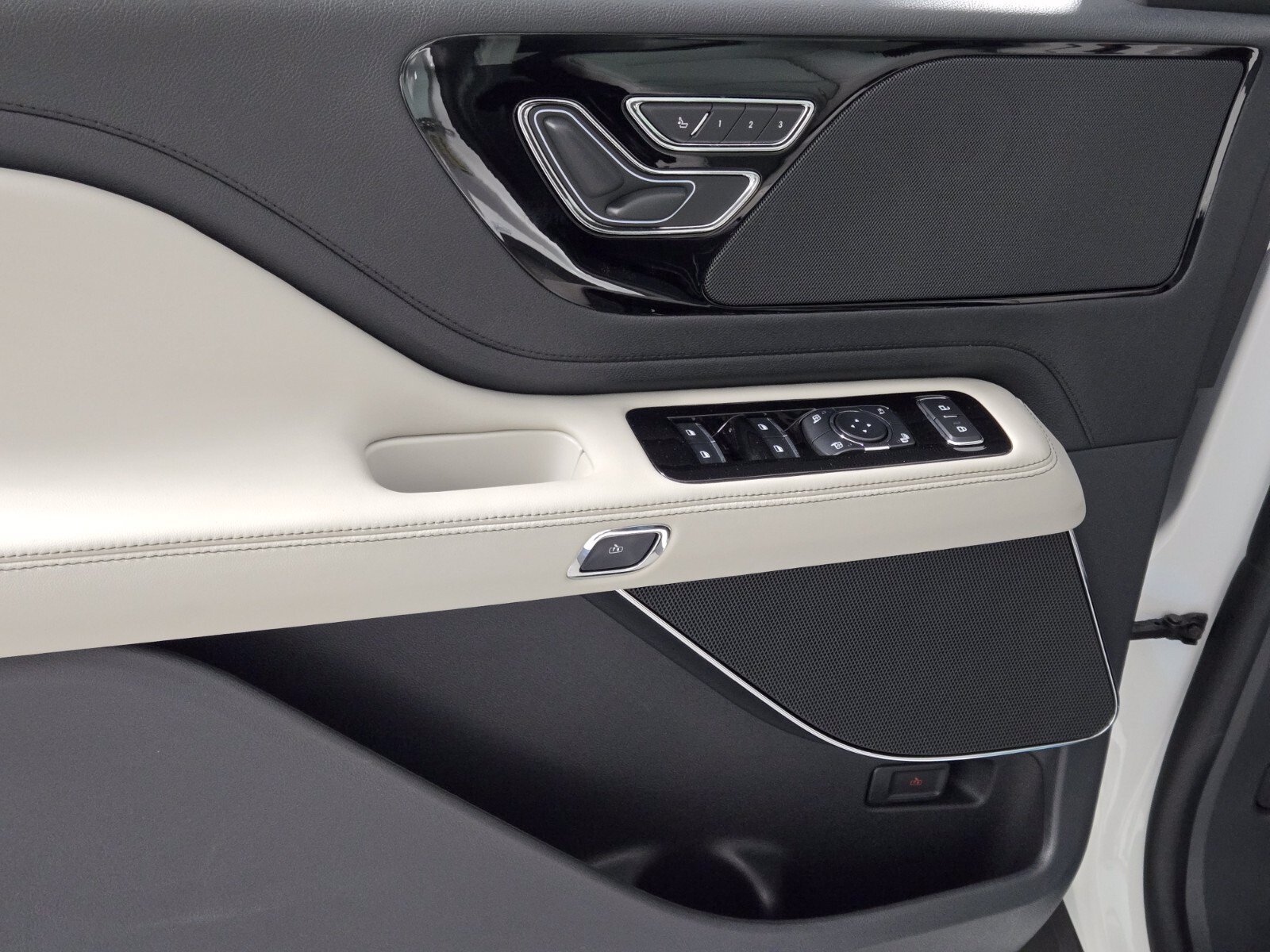 New 2026 Lincoln Aviator AWD w/ Jet Appearance Package image 25